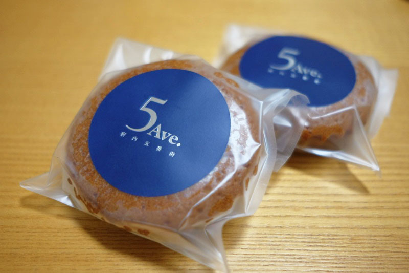 お菓子にシールを貼った様子