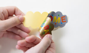 ステッカーを剥がすと糊面にもデザインが現れます