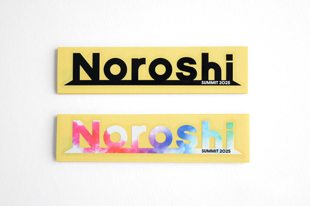 MacBook Proに貼り付けた、Noroshi様のイベント用カッティングステッカーとロゴステッカーのイメージ