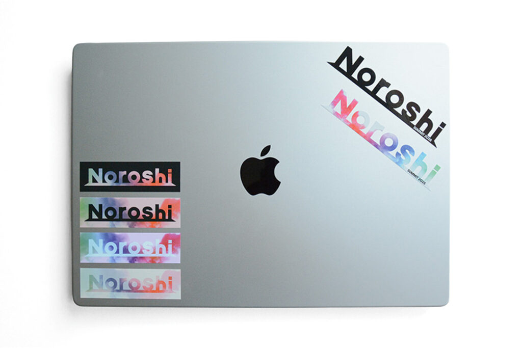 MacBook Proに貼り付けた、Noroshi様のイベント用カッティングステッカーとロゴステッカーのイメージ