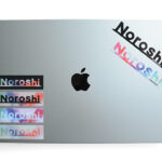 MacBook Proに貼り付けた、Noroshi様のイベント用カッティングステッカーとロゴステッカーのイメージ