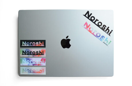MacBook Proに貼り付けた、Noroshi様のイベント用カッティングステッカーとロゴステッカーのイメージ