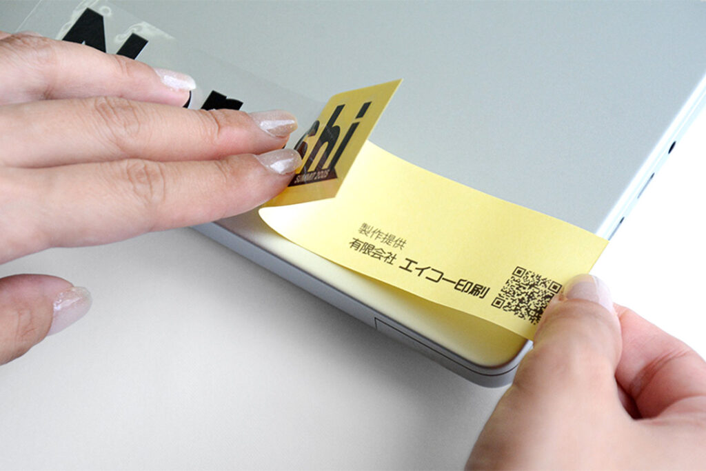 イベントのコンセプトを伝えるために、剥離紙（台紙）の裏面にも施された1色印刷