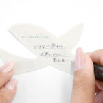 イベント現場での筆記性と耐水性を考慮して裏面に採用されたペンで書けるユポシールのアップ